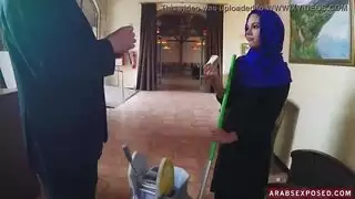 مشهد إباحي لخادمة عربية تمص ببطء