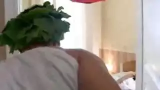 ملك الصحراء ينيك قطارًا من العاهرات في أوجي إباحي