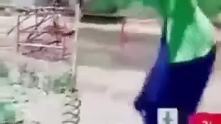 عاهرة محلوقة تمتلئ فتحاتها بعد كلام عربي فاحش