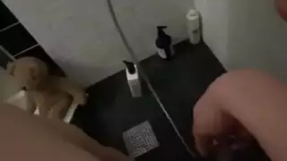 جلسة إباحية فردية من أجل ذلك الكس الشاب الضيق قبل الدش