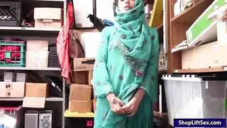 لص عربي مراهق يتلقى عقابًا صارمًا من الضابط