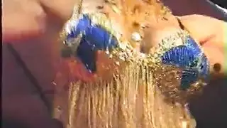العاهرة العربية الغريبة دليلة تمارس الجنس بعد التعرّي