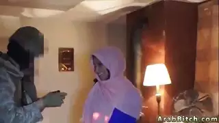 مدير عربي يضاجع خادمته كبيرة المؤخرة في مشهد مكتب إباحي