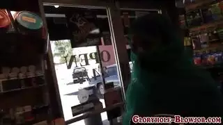أميرة عربية تمص قضيبًا أسودًا كبيرًا بشغف
