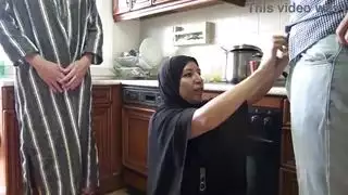أم عربية تمارس الجنس مع قضيب ضخم بينما زوجها الديوث يستمني