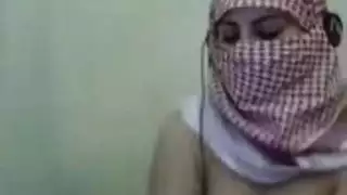 ويب كام إباحي: فتاة ترتدي الحجاب تكشف عن أثدائها الطبيعية الضخمة