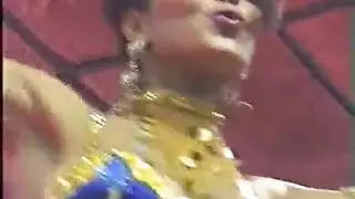رقص شرقي حسي إلى مشهد مضاجعة جماعية صريحة