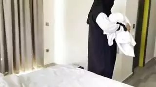 خادمة عربية حارة تمارس جنساً قاسياً مع زبون الفندق