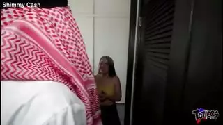 فموي صريح: شقراء صغيرة تبتلع حمولة الرجل العربي الكبيرة السوداء