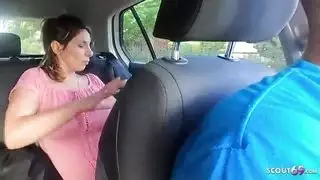 خيال جماعي في السيارة: امرأة تركية مثيرة تخدم شابين ألمان