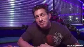 ديُوث مُذل بينما تأخذ الزوجة الساخنة قضيبًا كبيرًا