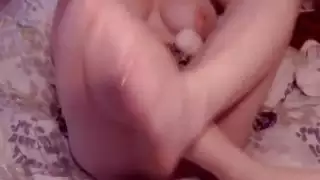 شقراء حمراء تُدك بواسطة قضيب أسود ضخم في مشهد جماعي