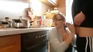 مشهد إباحي: عارضة ممتلئة الجسم تأخذه من الخلف في المطبخ