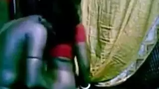 رجل مستقيم يلعب بقضيب ثم يتعرض لعملية جماعية