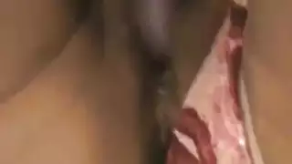تدفق البلل من مهبلها النابض