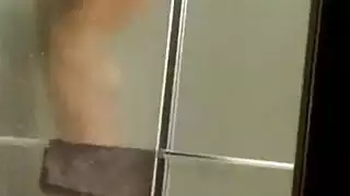 ميلف عارية بشورت شبكي تتوسل للجنس الشرجي في بورنو الحمام