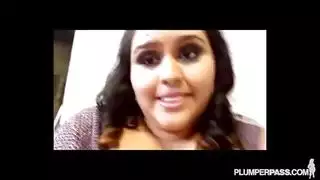 لاتينية ممتلئة الصدر تأخذ قذفًا داخليًا عنيفًا، العائلة قريبة