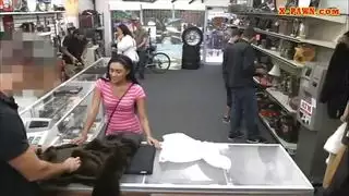فاتنة مراهقة تأخذ قضيبًا كبيرًا من فحل أكبر