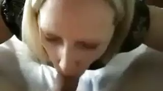 زوجة مثيرة تمنح متعة فموية مكثفة لمعجب محظوظ