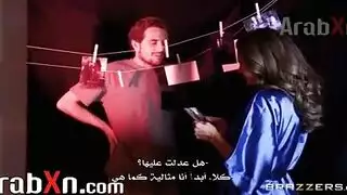 جلسة تصوير مثيرة لامرأة ناضجة تتحول إلى مشهد إباحي صريح