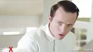 زوجة الأب الناضجة تتوسل للقضيب في هذا الفيديو الإباحي