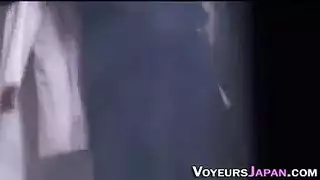 المراهق الياباني الصغير يلعق قضيب شريكها أفضل من زوجته ، ويستمتع به كثيرًا