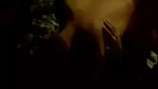 عاهرة صغيرة تتذوق عصير كسها قبل ممارسة الجنس العنيف