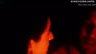 القنبلة الشقراء سارة في جنس مزدوج قاس