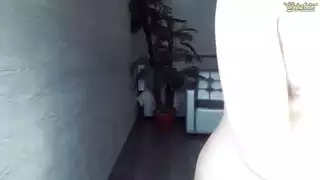 قضيب ضخم مدفون في صدور آسيوية، ساقين مفتوحتين على مصراعيهما
