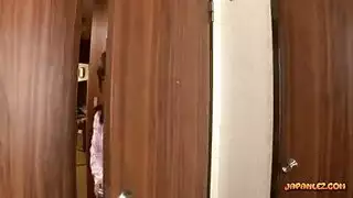 آسيويات صغيرات جامحات في جنس مثلثي صريح