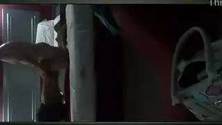 ليلي الشابة تسقط ملابسها الداخلية الصفراء لتكشف عن كس وردي أملس