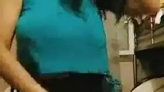 عميل كسول يحصل على جماع وجه وعمق حلق من عاهرة ساخنة