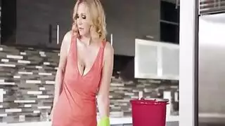 الأم لا تستطيع رفض المساعدة، يحصل مهبلها على تمدد بواسطة قضيب ابنها