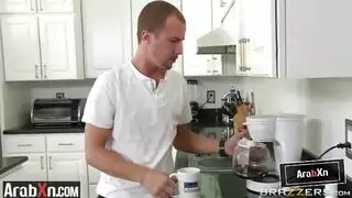 طالب مثقف يحظى بحظوة مع أم صديقته الشهية