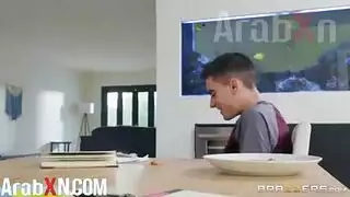 جوردي الشهواني يضاجع أم صديقه الشقراء في فيلم إباحي مثير