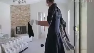 خدمة تنظيف الحلق العميق من زوجة الأب مشهد إباحي كامل