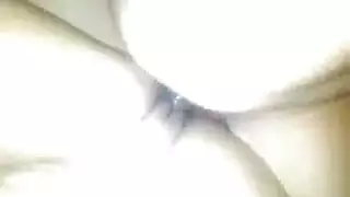 كراته العملاقة تنقع بعد أن تبلغ عروسة البورن الآسيوية ذروتها، تحت مراقبة صديقتها السحاقية