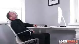 أثداء ضخمة مستديرة تتعرض للضرب بقوة في مساء أفلام إباحية صريحة
