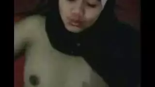 هو فاقد الوعي، وهي ساخنة وتستمني نفسها