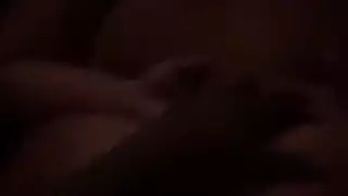 نجم بورنو ملثم يقدم جلسة نيك حلق عميق لفتاة مثيرة معاقة