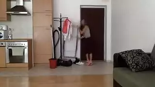  شاب يضرب لحمته في حوض السباحة