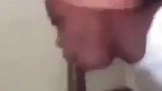 فتاة سوداء مغرية تبلع قضيبًا هائلاً وتركب قضيبًا قاسيًا في مشهد إباحي