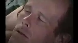 جماع مثلي مزيف مع أمهات هواة يبلعن بالعمق