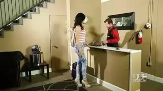 الفتاة تهيج على الرجل