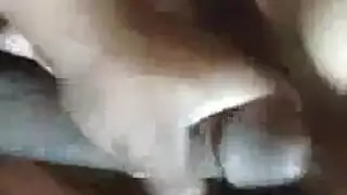 غسل فاتنة الوثن في ربيع الهرة إلى النشوة الجنسية، مع دسار في دش ضخم