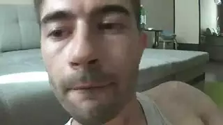جدة أشيب تبلع السائل بعد حمام اللسان
