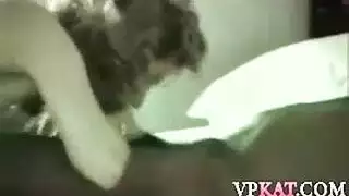 الفاتنة مجعدة الشعر تتعرض لـ finger fuck عنيف وحمام مني يغمر قدميها