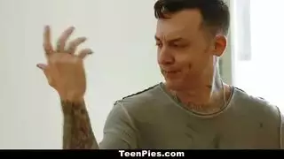تدخل الحمام وحولها يلحقها