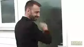 روكسي ماي: شقراء ذات مؤخرة كبيرة تأخذ قضيبًا شابًا صلبًا