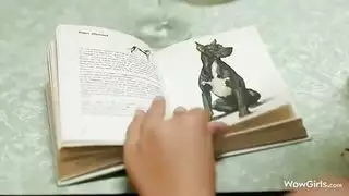 بنت مثارة تستمني بدلك كسها بعمق حتى تبلغ النشوة